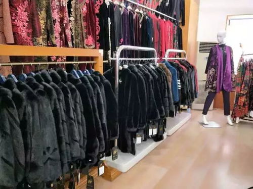 品牌服装开仓巨惠，十万件一折起！充电宝与服饰好礼相送