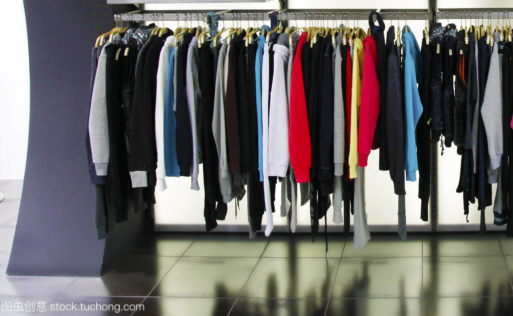 衣架上的时尚密码 服饰零售的无声艺术与商业策略